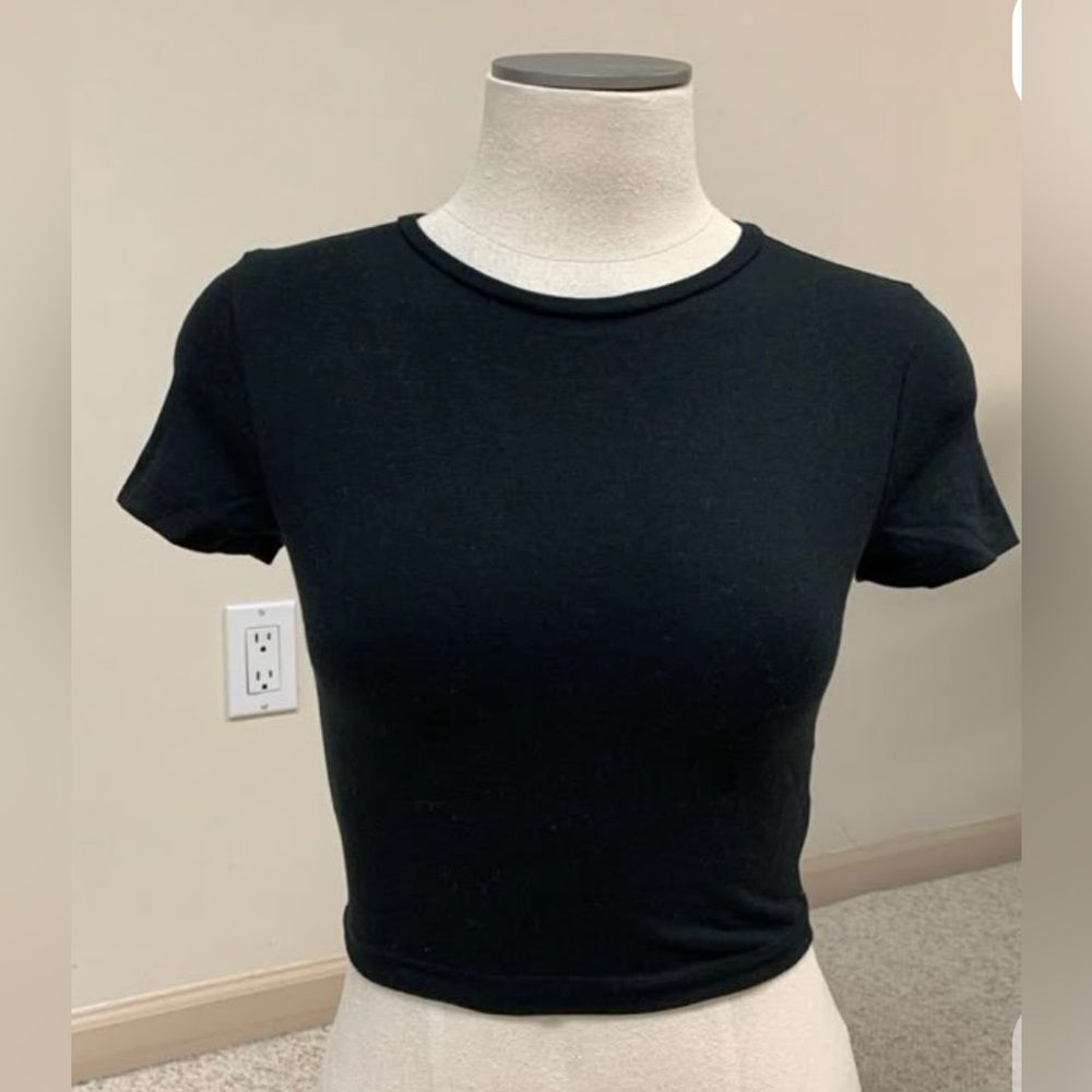 NWT Classic Black Women's Ribbed Crop Top